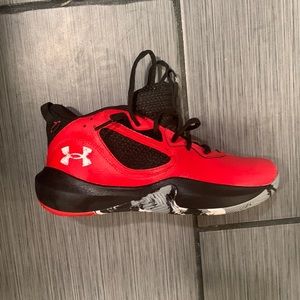 Under Armour baketball shoes youth size 5